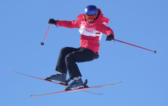 谷爱凌云顶首秀晋级决赛 保留难度赛后淡定吃“饼”